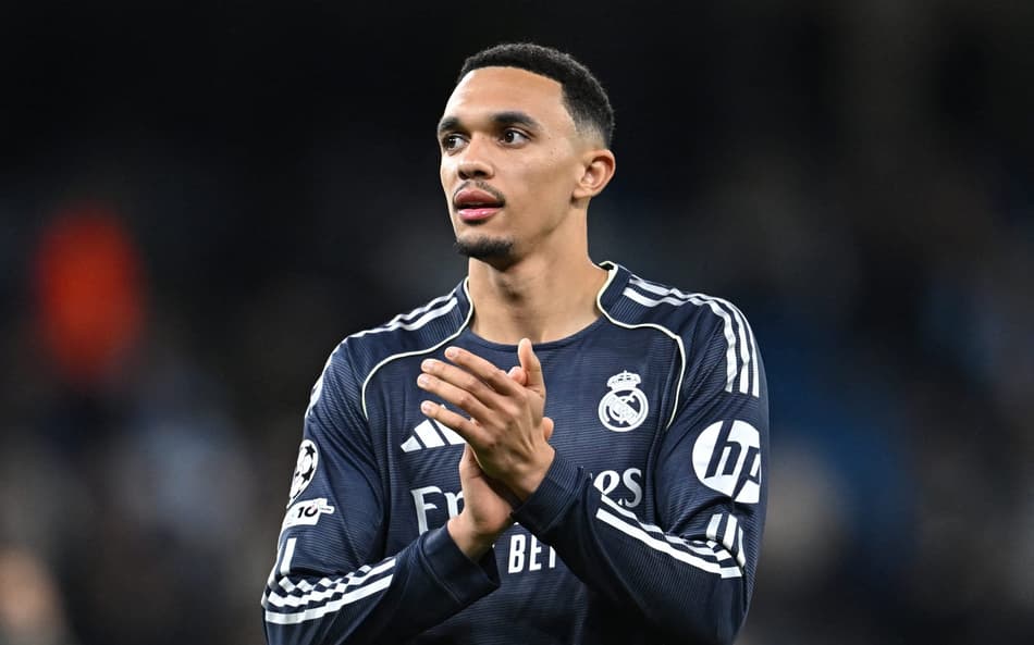 Alexander-Arnold em ação pelo Real Madrid (Foto: Paul ELLIS / AFP)