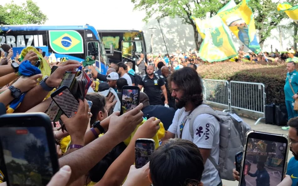 Alisson atende torcedores da Seleção Brasileira em frente ao hotel que ficará hospedado em Huston