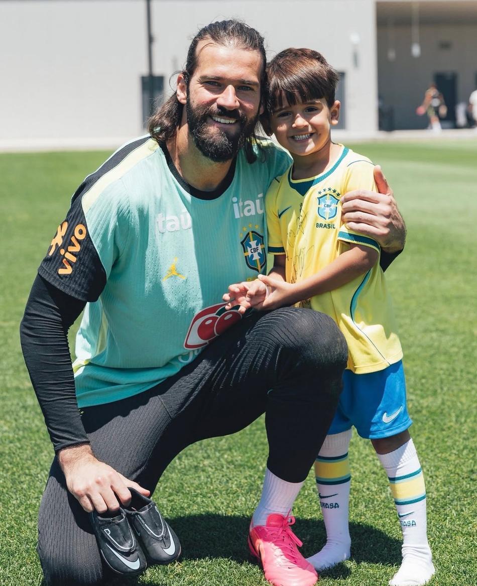 Alisson curte momentos com a família na concentração da Seleção Brasileira na Copa do Mundo