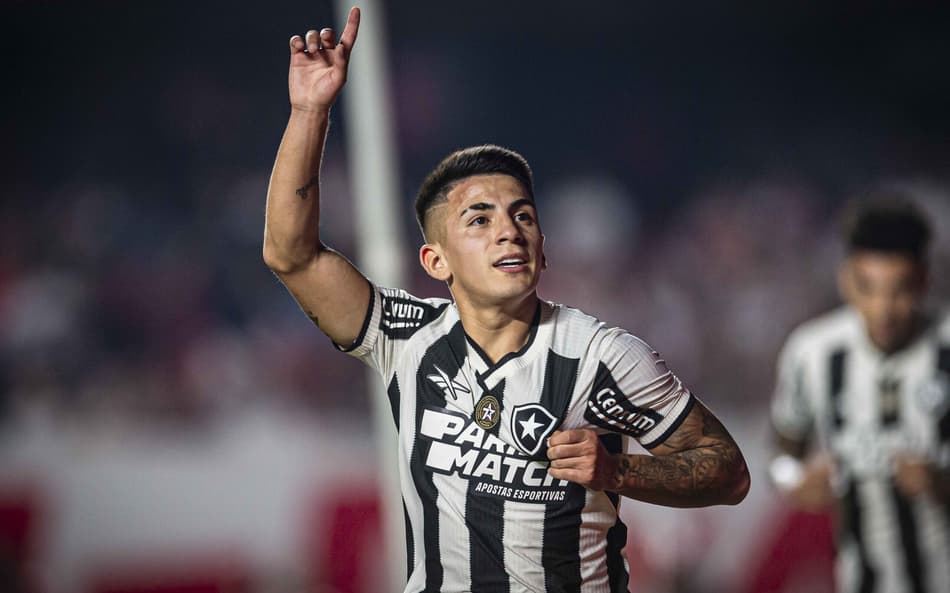 Almada comemora gol pelo Botafogo
