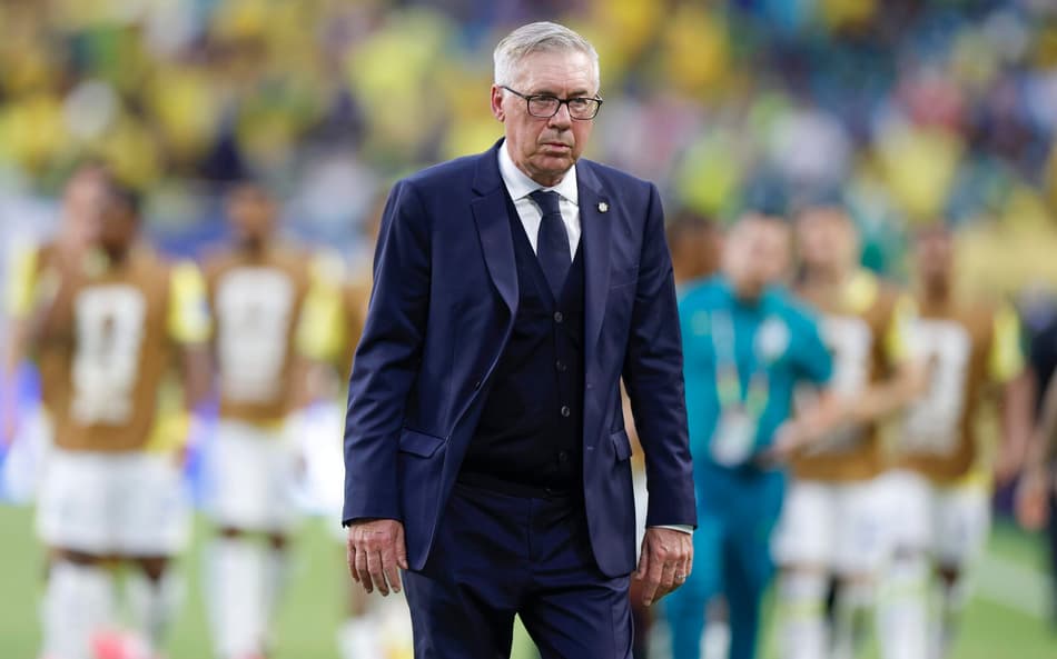 Ancelotti caminha no gramado do Hard Rock Stadium, em Miami