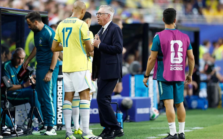 Ancelotti conversa com os jogadores da Seleção no banco de reservas