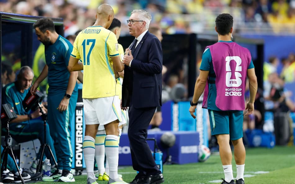 Ancelotti conversa com os jogadores da Seleção no banco de reservas