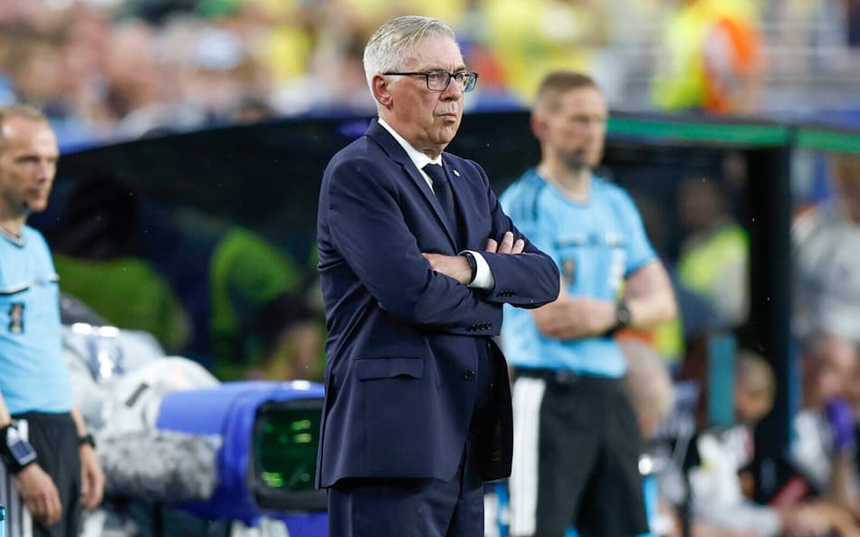 Ancelotti observa a Seleção Brasileira contra a Escócia