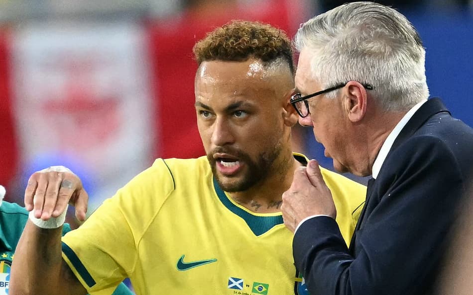 Ancelotti conversa com Neymar durante Brasil 3 x 0 Escócia