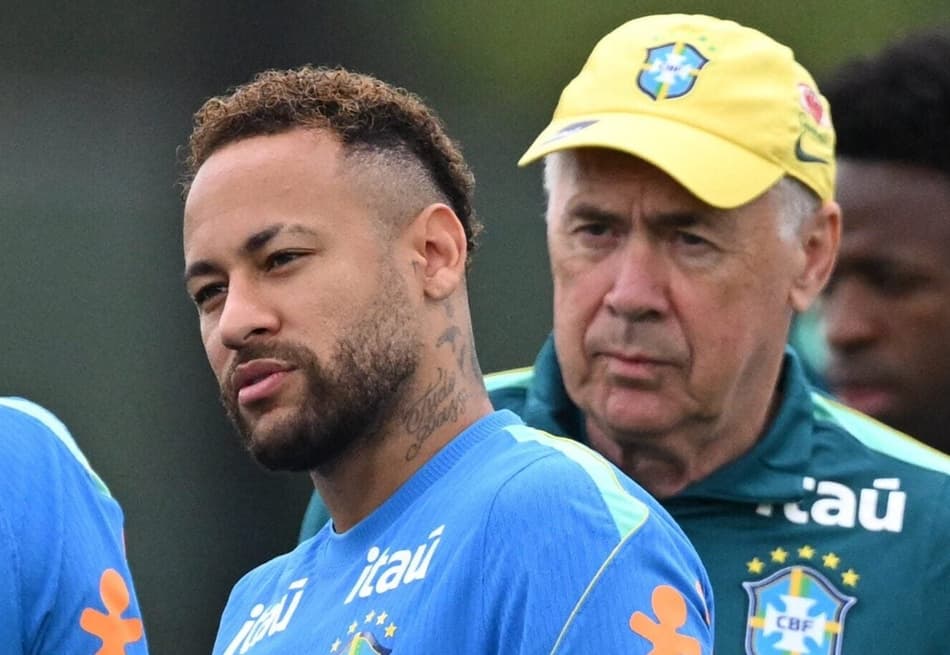 Ancelotti conversa com Neymar durante treino da Seleção Brasileira