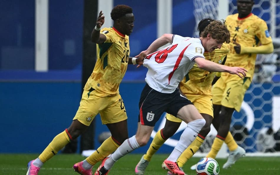 Inglês Anthony Gordon disputa a bola com Jarell Quansah, de Gana, na Copa do Mundo