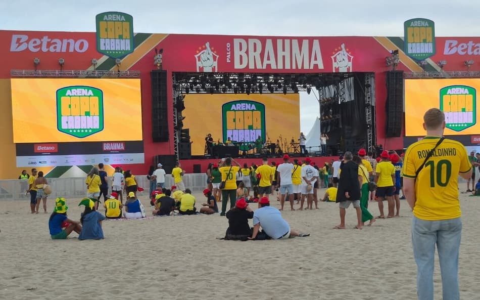 Arena em Copacabana recebe torcedores antes de estreia do Brasil na Copa do Mundo