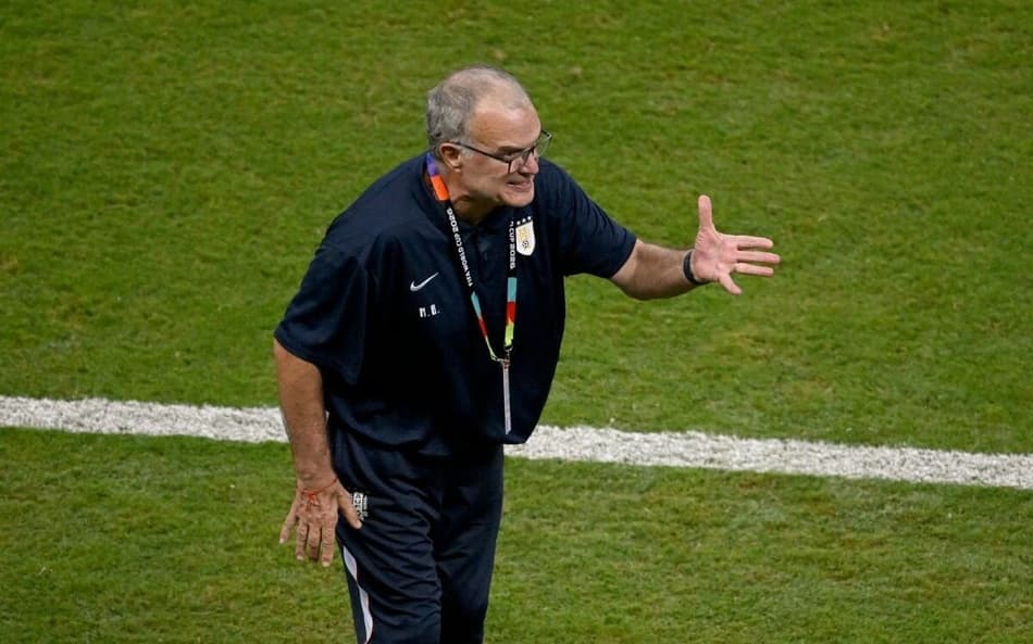 Argentino Marcelo Bielsa, técnico do Uruguai, gesticula na derrota para a Espanha
