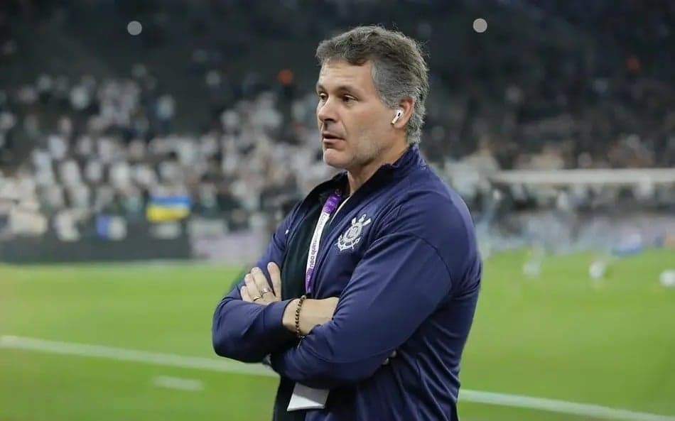 Armando Mendonça, vice-presidente do Corinthians, olhando para frente