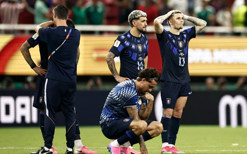 O meio-campista do Uruguai, Giorgian De Arrascaeta (nº 10), e o defensor do Uruguai, Guillermo Varela (nº 13), reagem após a derrota na partida de futebol contra a Espanha pelo Grupo H da Copa do Mundo de 2026, no Guadalajara Stadium, em Zapopan (Foto: Ulises Ruiz / Afp)