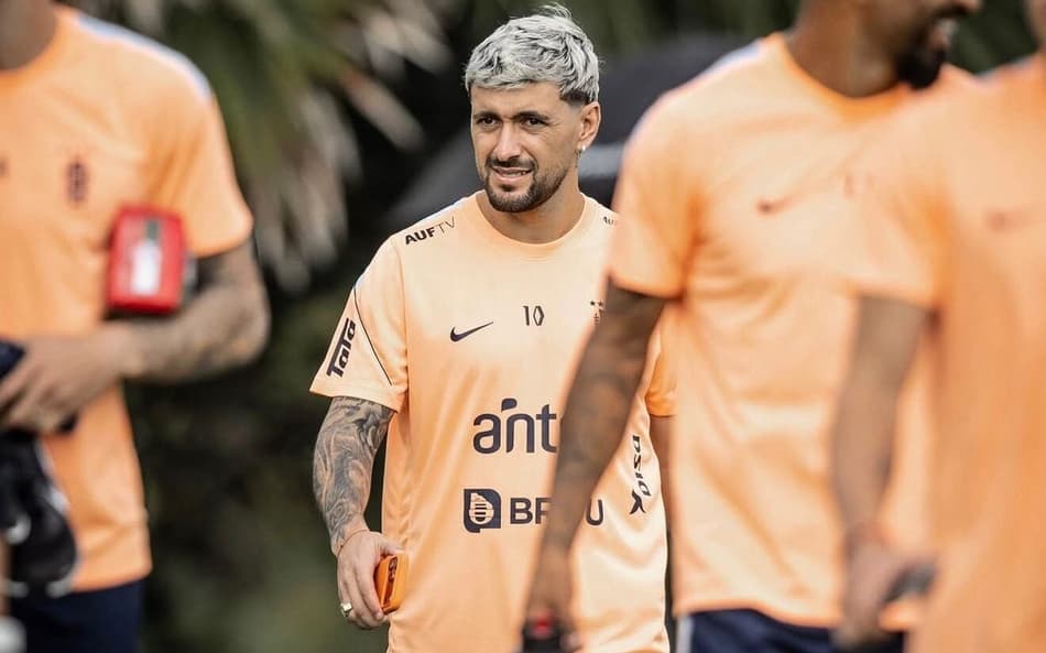 Lesionado, Arrascaeta desfalca Uruguai contra a Arábia Saudita