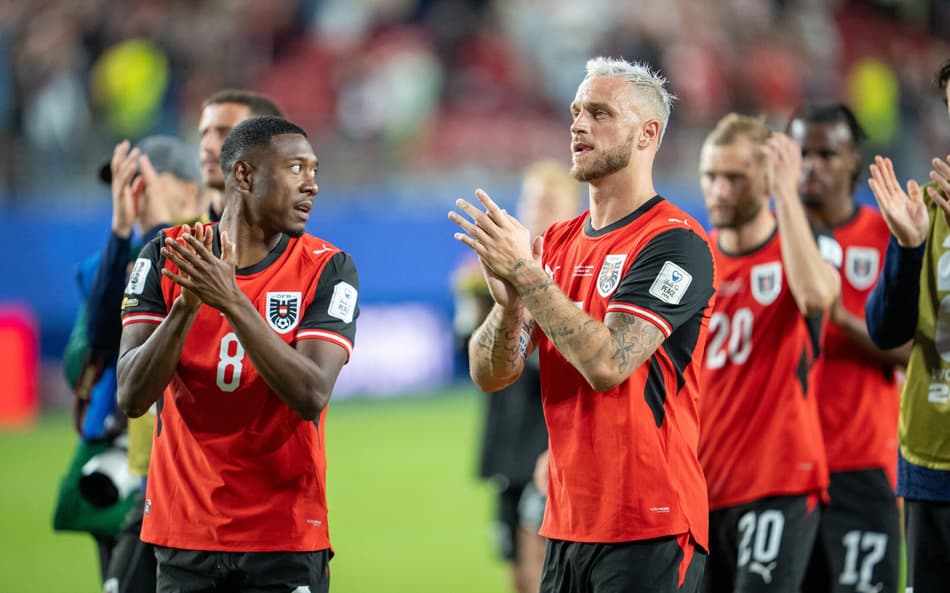Áustria agradecendo os torcedores após a vitória na Copa do Mundo (Foto: Georg Hochmuth/AFP)