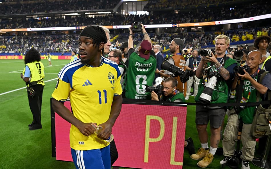 O atacante da Suécia, Anthony Elanga (nº 11), deixa o gramado ao final da partida de futebol contra o Japão pelo Grupo F da Copa do Mundo de 2026, no Dallas Stadium, em Arlington (Foto: Paul Ellis / Afp)