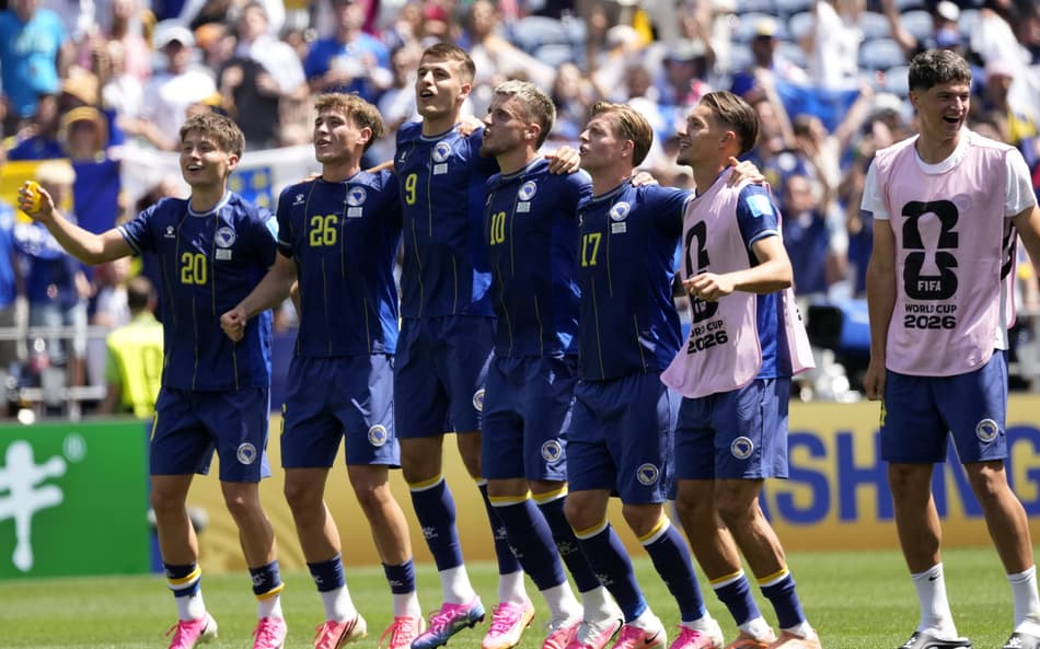 Time da Bósnia perfilado comemorando após vitóa contra o Catar na Copa do Mundo