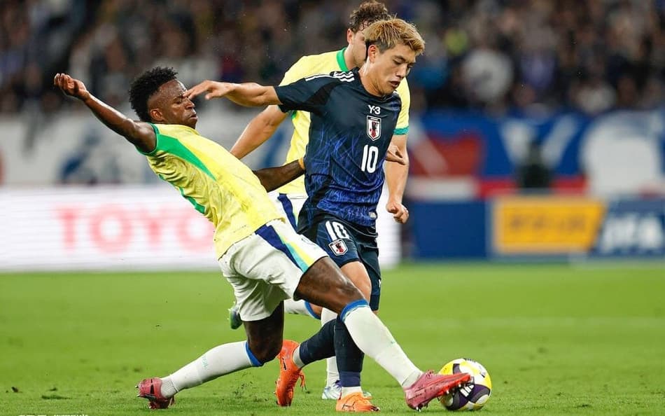 Vinicius Júnior deulando com jogador do Japão em amistoso de outubro de 2025