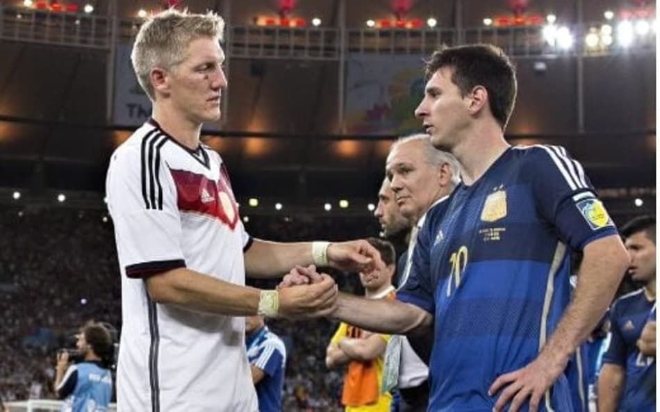 Bastian Schweinsteiger cumprimenta Lionel Messi após o título da Alemanha em 2014, no Maracanã