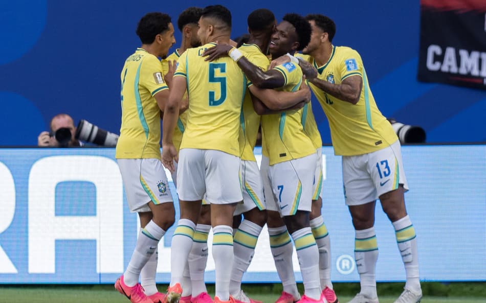 Seleção Brasileira comemora gol contra a Escócia