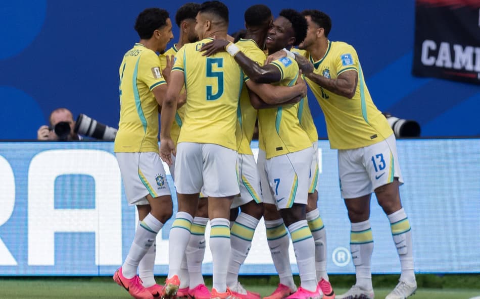 Seleção Brasileira comemora gol contra a Escócia