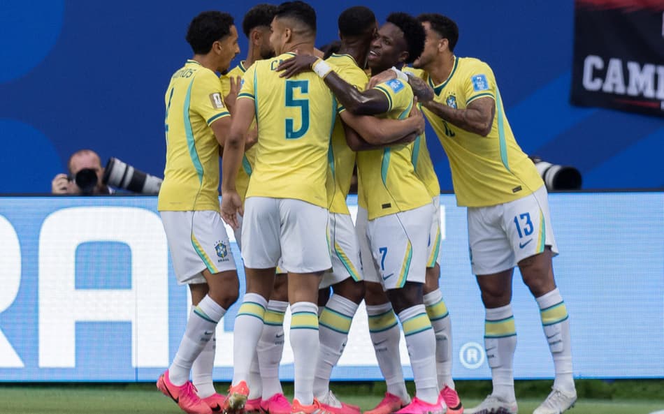 Seleção Brasileira comemora gol contra a Escócia