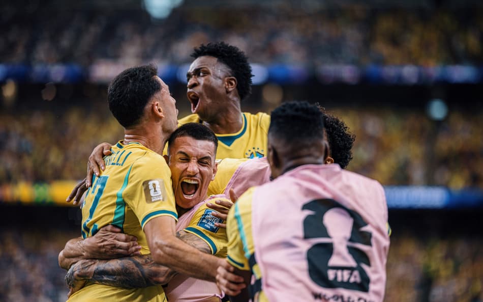 Jogadores do Brasil comemoram gol contra o Japão