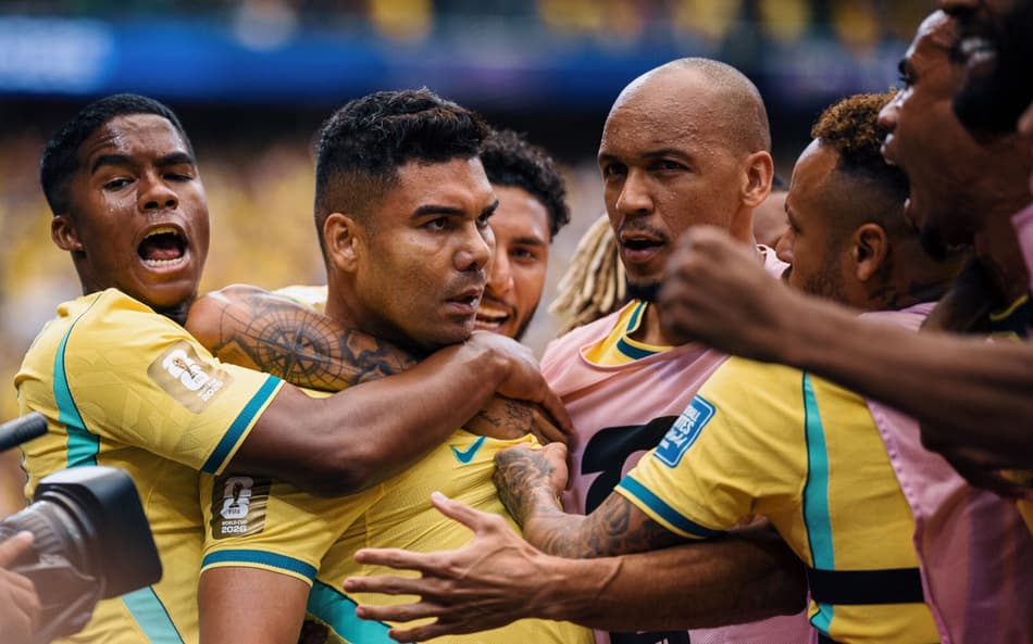 Casemiro é agarrado ao comemorar gol em Brasil x Japão