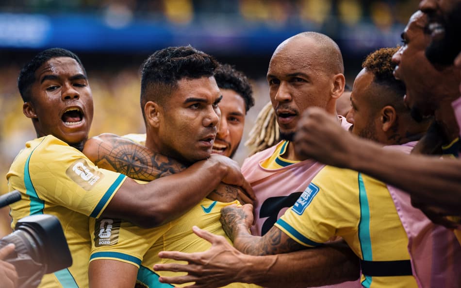 Casemiro é agarrado ao comemorar gol em Brasil x Japão