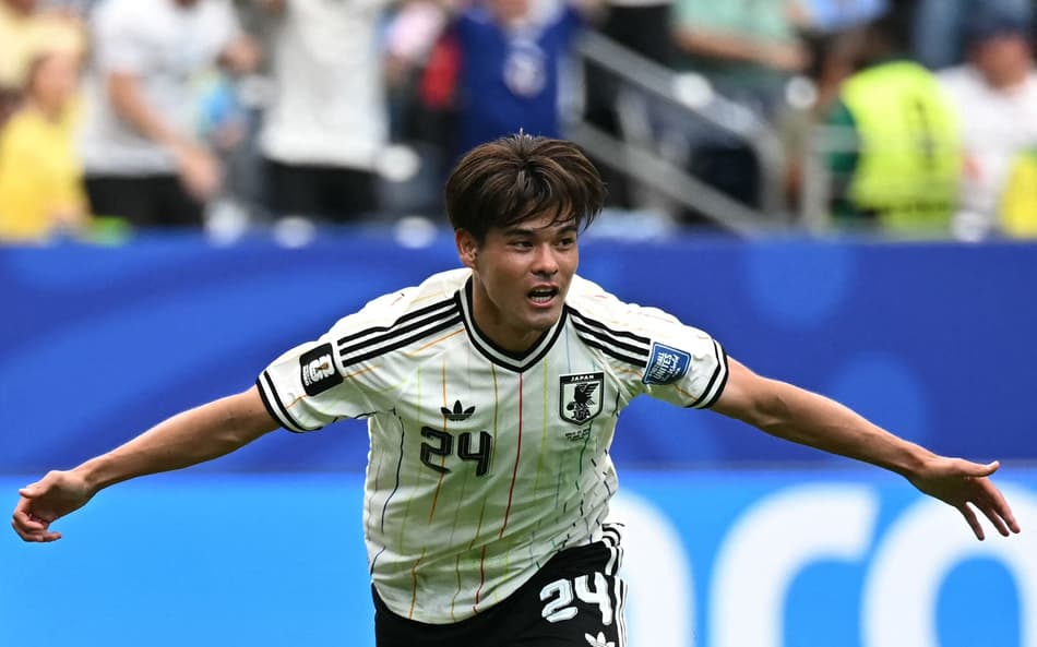 O meio-campista do Japão, Kaishu Sano (nº 24), comemora após marcar o gol de abertura durante a partida de futebol das oitavas de final da Copa do Mundo de 2026 entre Brasil e Japão, no Houston Stadium, em Houston (Foto: Paul Ellis / Afp)