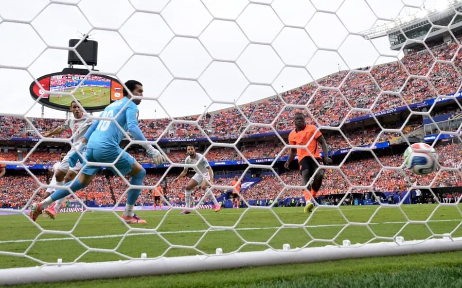 Brian-Brobbey-faz-o-segundo-gol-da-Holanda-sobre-a-Tunisia