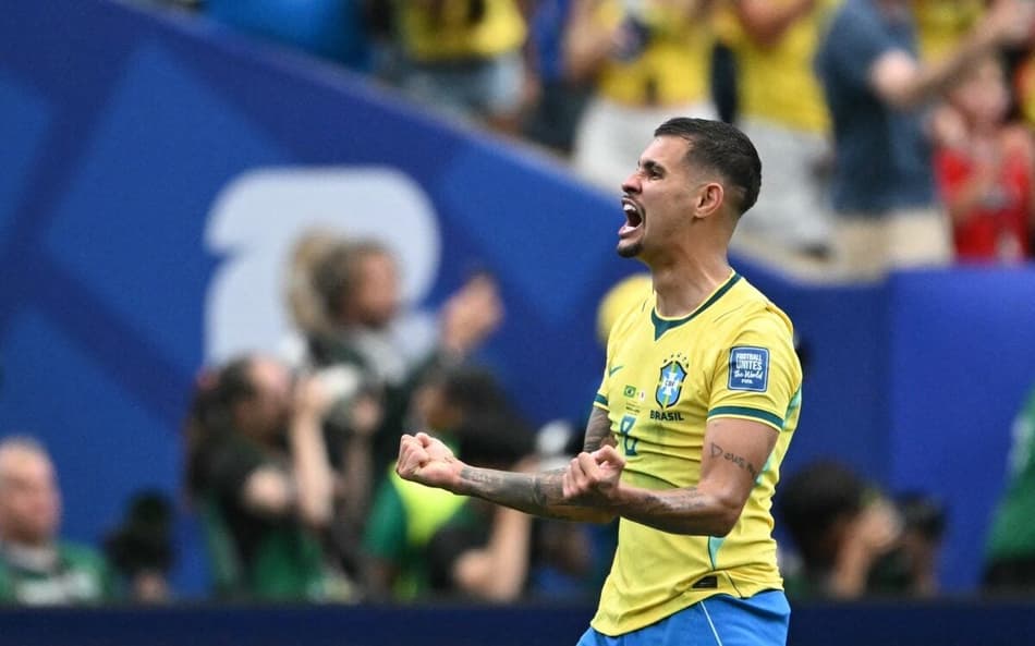 Bruno Guimarães cerra os punhos na virada do Brasil sobre o Japão