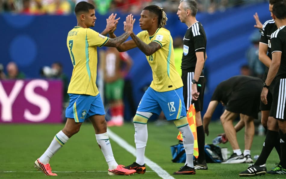Bruno Guimarães cumprimenta Danilo Santos ao ser substituído no jogo entre Brasil e Marrocos