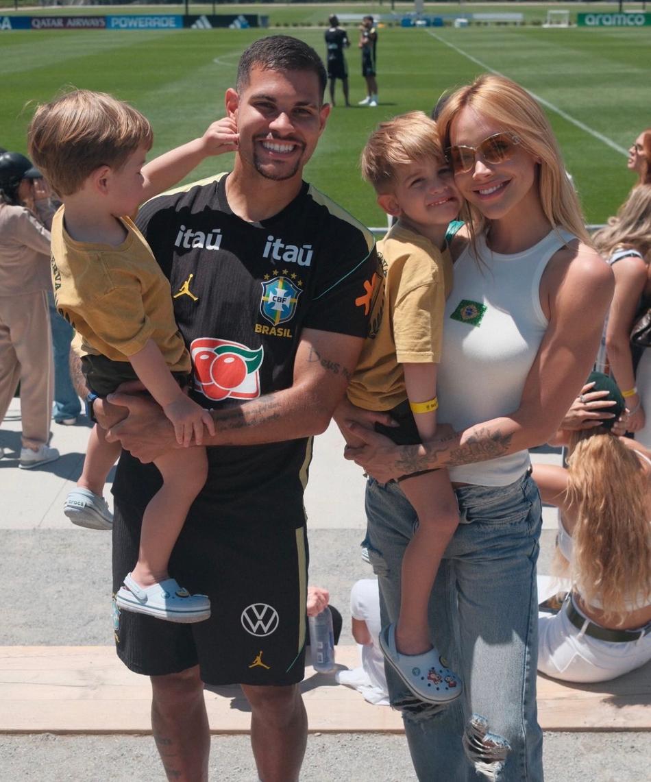 Bruno Guimarães curte momentos com a família na concentração da Seleção Brasileira na Copa do Mundo