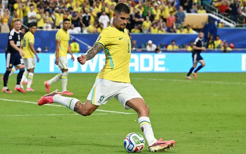 Bruno Guimarães em ação durante Brasil x Escócia