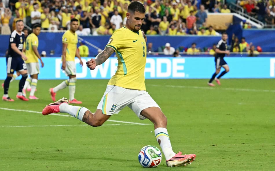 Bruno Guimarães em ação durante Brasil x Escócia