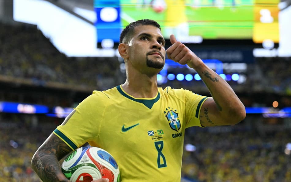 Bruno Guimarães em ação pelo Brasil contra a Escócia na Copa do Mundo