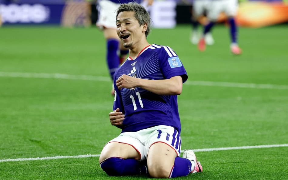 Jogador do Japão comemorando gol contra Suécia na Copa do Mundo