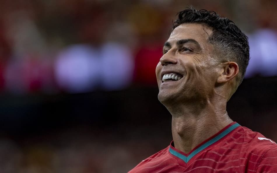 Cristiano Ronaldo sorrindo durante a partida contra o Uzbequistão na Copa do Mundo