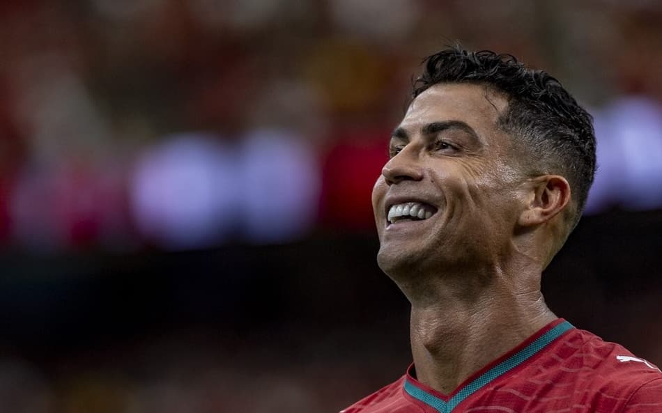 Cristiano Ronaldo sorrindo durante a partida contra o Uzbequistão na Copa do Mundo