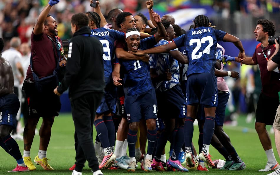 Jogadores de Cabo Verde comemorando classificação para o mata-mata da Copa do Mundo