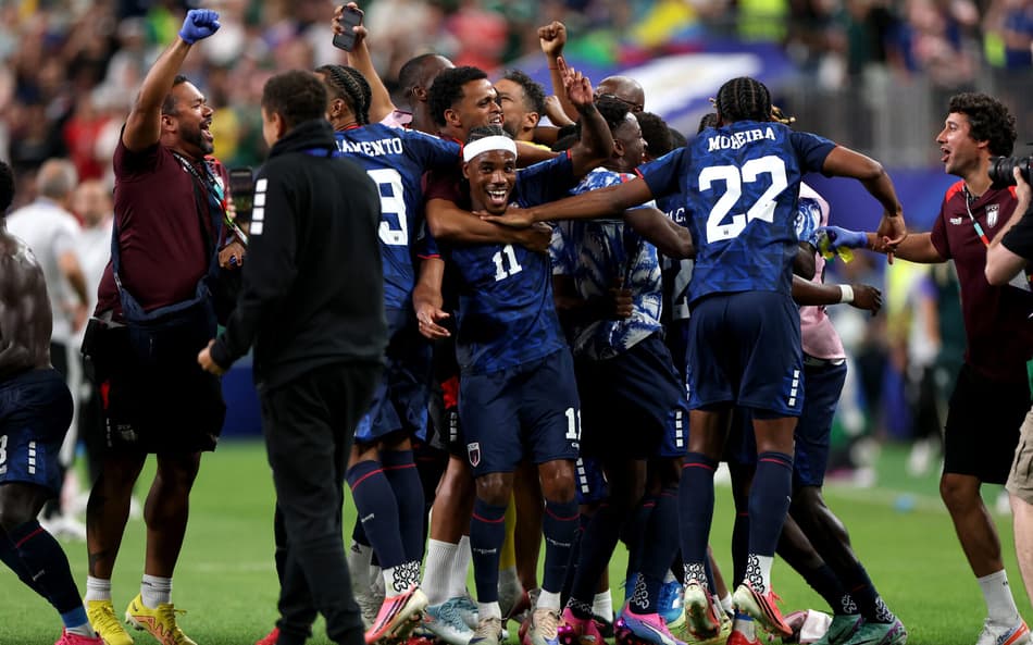 Jogadores de Cabo Verde comemorando classificação para o mata-mata da Copa do Mundo