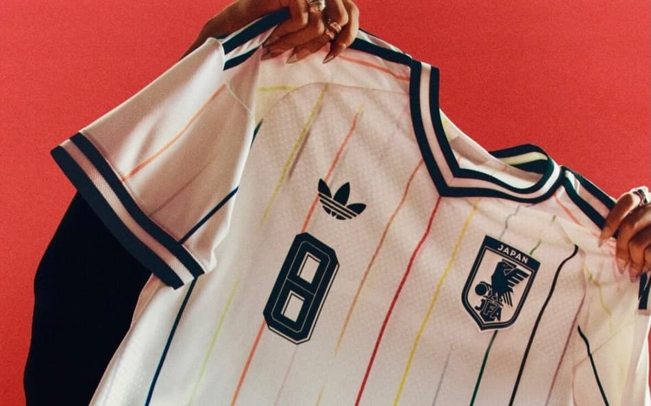 Visual retrô da camisa do uniforme reserva da seleção do Japão conquistou os torcedores — Foto: Divulgação/Adidas Japão