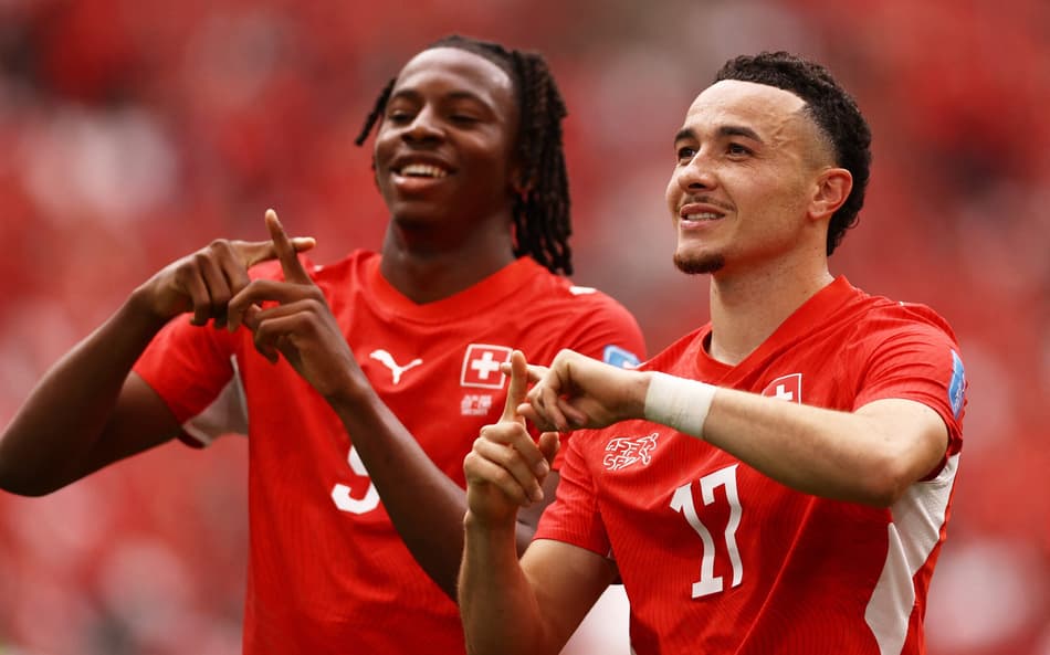 Vargas e Manzambi comemoram gol marcado