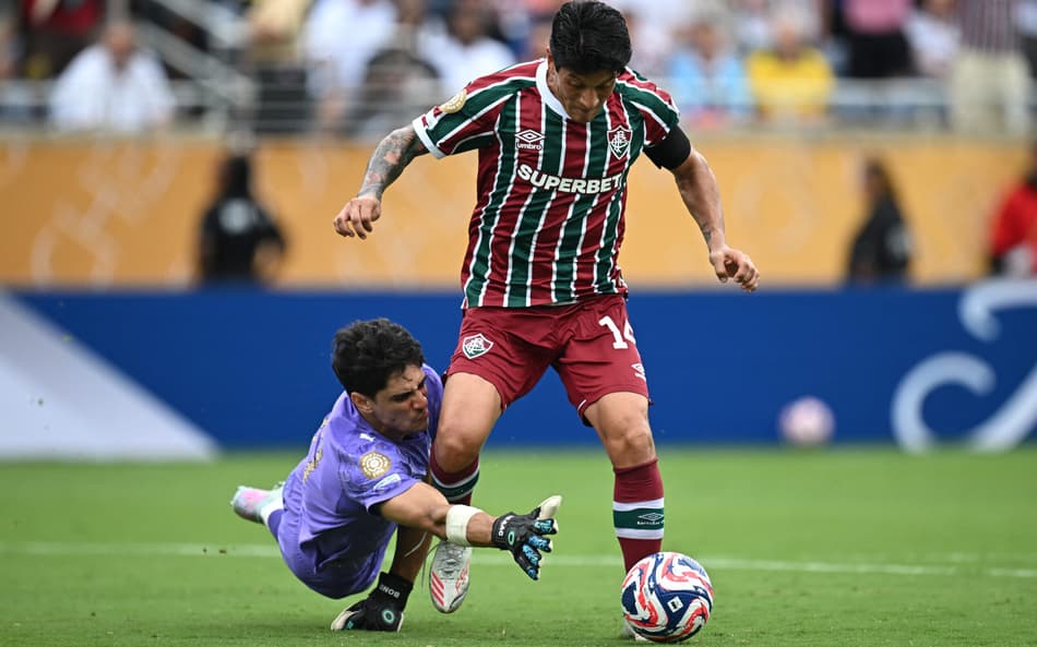 Germán Cano e Bono disputam bola cara a cara no segundo tempo de Fluminense e Al-Hilal (Foto: Paul ELLIS / AFP)