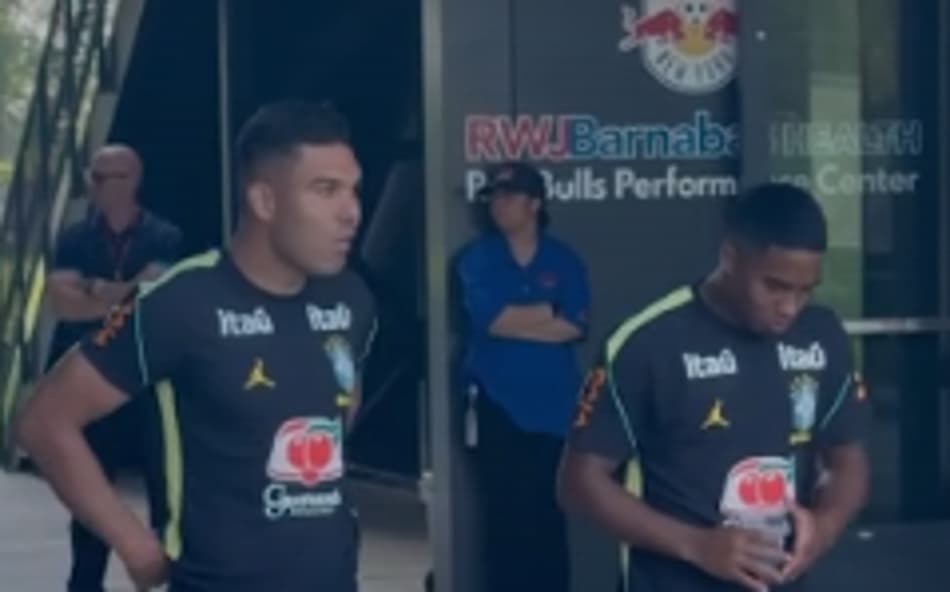 Casemiro e Endrick entram em campo juntos no treino da Seleção (Foto: Reprodução)