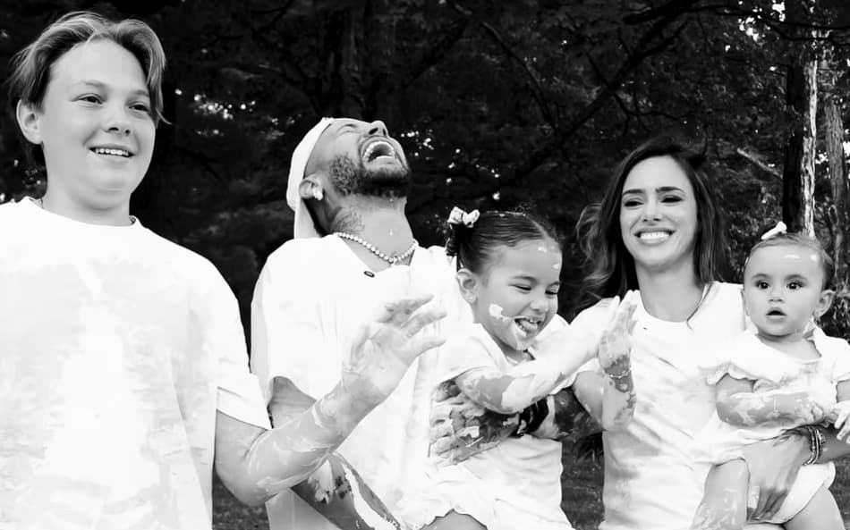 Casal anunciou a gravidez através do canal no Youtube. (Foto: Reprodução)