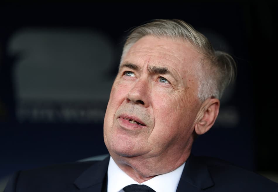 Carlo Ancelotti olha para cima durante jogo entre Brasil e Marrocos