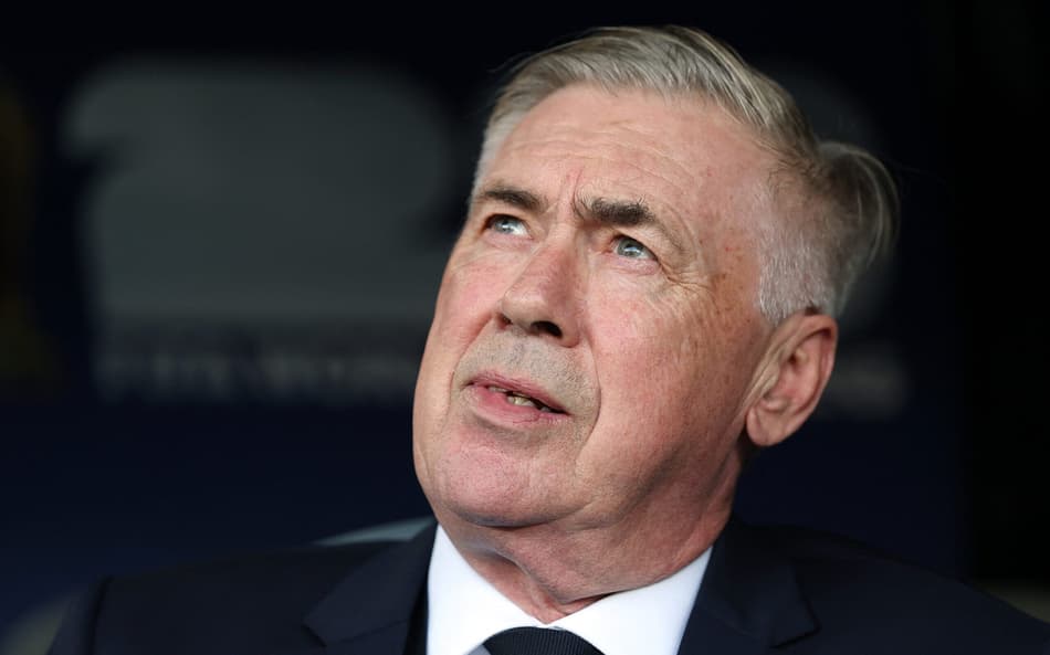 Carlo Ancelotti olha para cima durante jogo entre Brasil e Marrocos