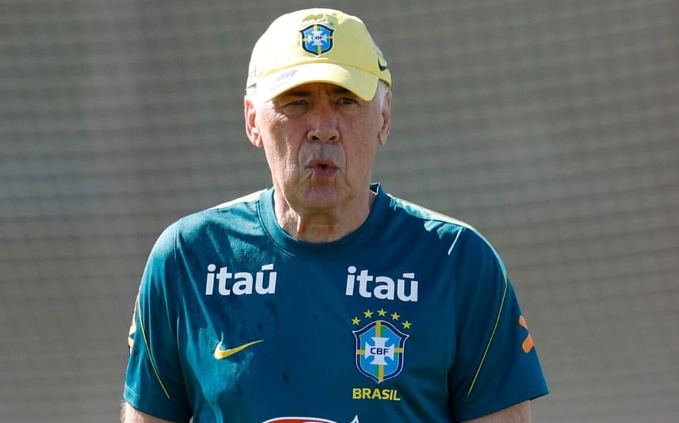 Carlo Ancelotti também utiliza a tecnologia que monitora o sono (Foto: Rafael Ribeiro / CBF)