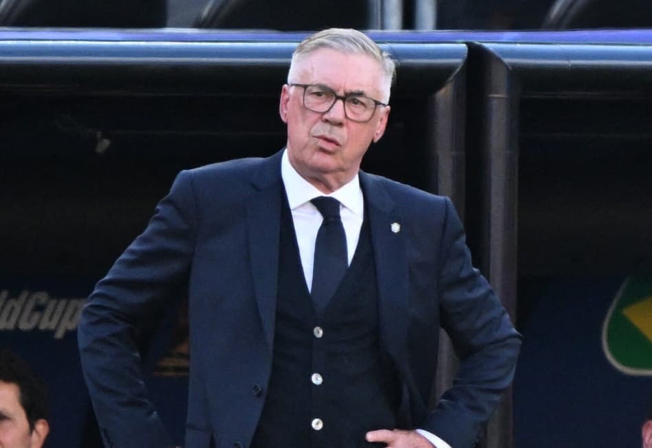 Carlo Ancelotti à beira do campo durante jogo entre Brasil e Marrocos pela Copa do Mundo (Foto: Jewel Samad / AFP)