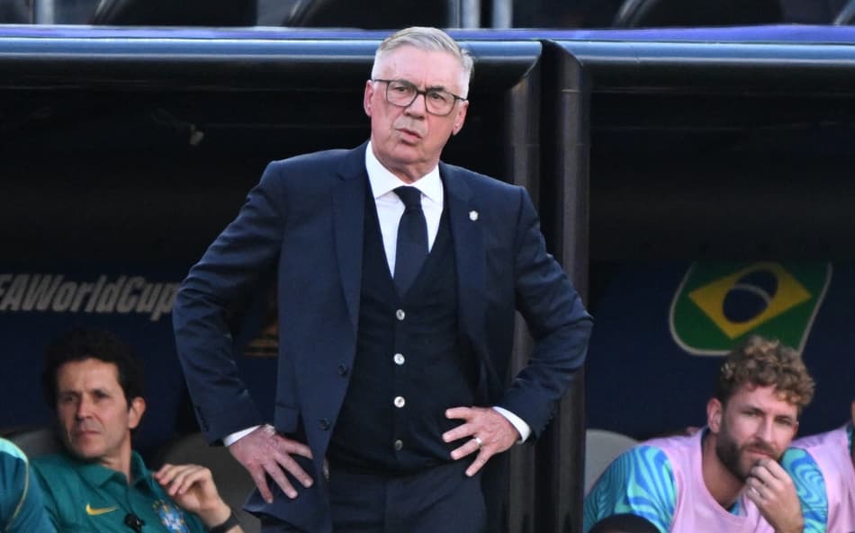 Carlo Ancelotti à beira do campo durante jogo entre Brasil e Marrocos pela Copa do Mundo (Foto: Jewel Samad / AFP)